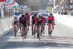 Emma Norsgaard afviser Lotte Kopecky i kampen om andenpladsen i Classic Brugge-De Panne. Foto: PhotoGomez Sport. 