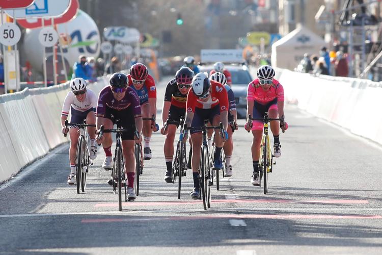 Emma Norsgaard afviser Lotte Kopecky i kampen om andenpladsen i Classic Brugge-De Panne. Foto: PhotoGomez Sport. 
