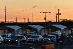 Drive-in vaccinationscenter ved State Farm Stadium i Phoenix, Arizona. Præsident Biden har store ambitioner ift. at få udrullet vaccinerne i landet, der har været hårdt ramt af coronavirus. Planen er at gennemføre 200 millioner vaccinestik i løbet af Bidens første 100 dage som præsident. Det er en fordobling af det oprindelige mål. Foto: Caitlin O'hara/Ritzau Scanpix