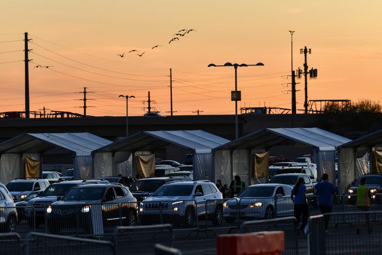 Drive-in vaccinationscenter ved State Farm Stadium i Phoenix, Arizona. Præsident Biden har store ambitioner ift. at få udrullet vaccinerne i landet, der har været hårdt ramt af coronavirus. Planen er at gennemføre 200 millioner vaccinestik i løbet af Bidens første 100 dage som præsident. Det er en fordobling af det oprindelige mål. Foto: Caitlin O'hara/Ritzau Scanpix