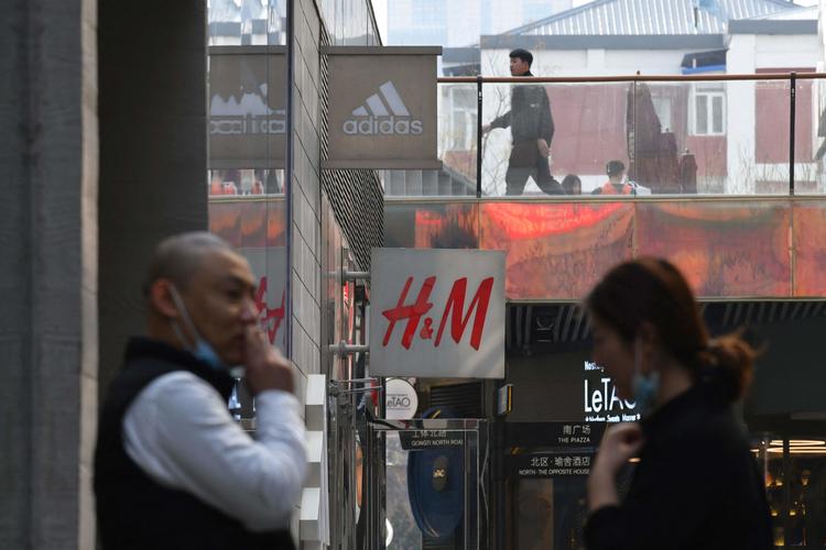 Det er pludselig blevet en upatriotisk gerning i Kina at købe tøj i H&amp;M's butikker. Foto: Greg Baker/Ritzau Scanpix