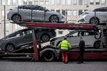 En lastbil er ved at læsse plug-in-hybrid biler af i den centrale København. De skal bruges som udlejningsbiler af Avis. Grønne biler er et nyt fænomen som udlejningsbiler. Foto: Peter Hove Olesen/POLFOTO