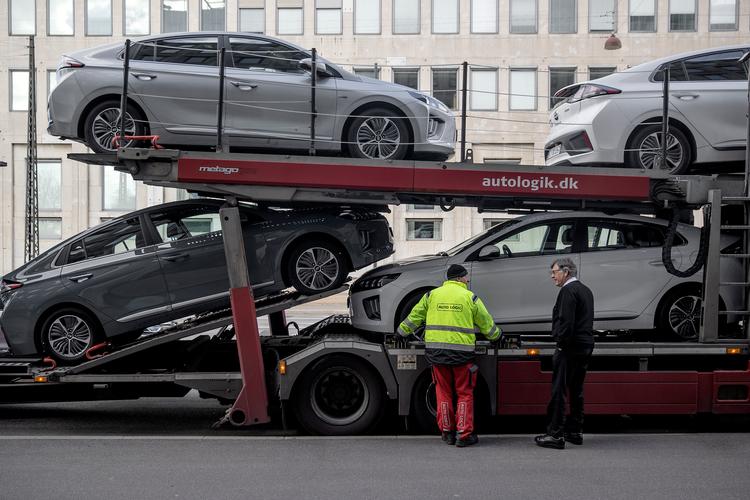 En lastbil er ved at læsse plug-in-hybrid biler af i den centrale København. De skal bruges som udlejningsbiler af Avis. Grønne biler er et nyt fænomen som udlejningsbiler. Foto: Peter Hove Olesen/POLFOTO
