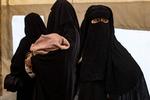     Syriske kvinder på vej ud af Al-hol lejren. I flere tilfælde har kvinder med tilknytning til Islamisk Stat forsøgt at skjule sig blandt de mange syriske flygtninge, der udgør det store flertal i lejrene.  Foto: Delil Souleiman/Ritzau Scanpix