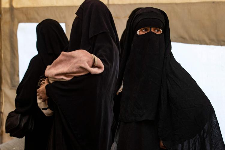     Syriske kvinder på vej ud af Al-hol lejren. I flere tilfælde har kvinder med tilknytning til Islamisk Stat forsøgt at skjule sig blandt de mange syriske flygtninge, der udgør det store flertal i lejrene.  Foto: Delil Souleiman/Ritzau Scanpix