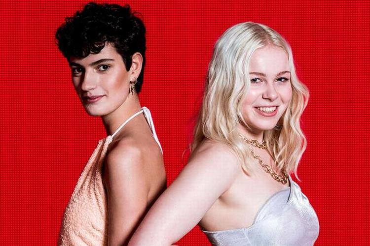 Duoen Neva og Ida ses her forud for årets liveshows i 'X Factor'. Da de blev stemt ud af programmet, var Ida Aysel Jensen (tv.) lettet: »Jeg kan ikke klare mere hate på nettet«, sagde hun Foto: Lasse Lagoni/TV 2