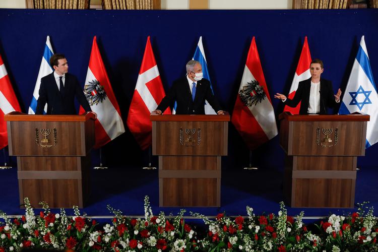 Danmark og Østrig var på fælles vaccinetur til Israel, men statsminister Mette Frederiksen kom ikke sin rejsemakker Sebastian Kurz til hjælp, da han på EU-topmøde bad om flere vacciner. Foto: Olivier Fitoussi/Ritzau Scanpix