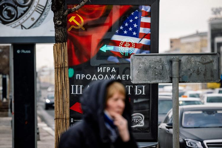 NY KOLDKRIG Joe Biden har kaldt Putin en 'morder', og Putin svaret, at 'det, man siger, er man selv'. Det smager af den koldkrigsretorik, man her bliver mindet om i Moskva på en plakat for musicalen Chess.  Foto: Dimitar Dilkoff/Ritzau Scanpix