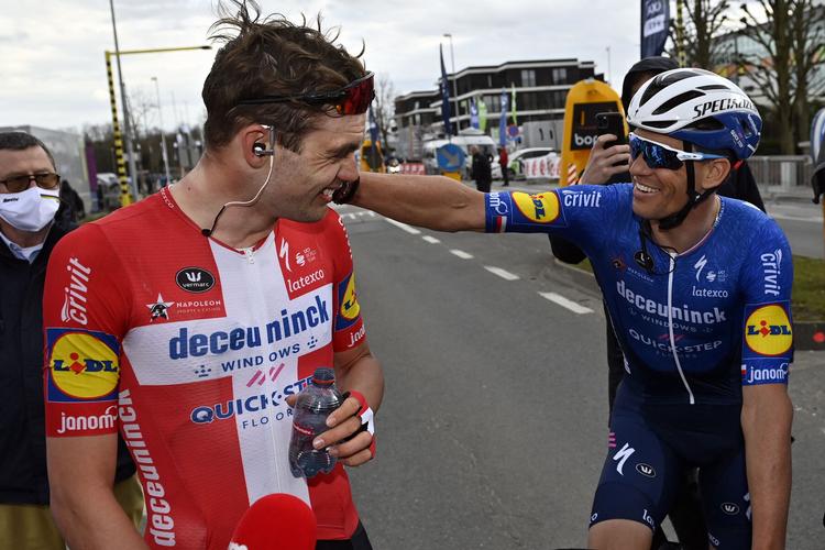 Kasper Asgreen lykønskes af siin fotrgænger på tronen i E3 Saxo Bank Classic tjekken  Zdenek Stybar efter kraftpræstationen på de belgiske landeveje
 Foto: Dirk Waem/Ritzau Scanpix