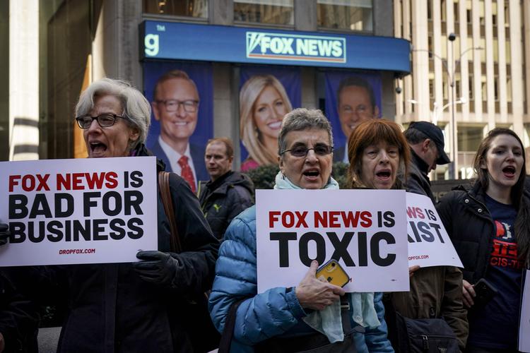 Fox  News har sine tilhængere, men bestemt også sine opponenter. Her demonstreres der uden for hovedkvarteret i New York i 2019. Foto: Drew Angerer/Ritzau Scanpix