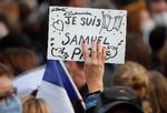 I oktober blev historielæreren Samuel Paty dræbt efter at have brugt satiretegninger af profeten Muhammed i sin undervisning. Det fik tusindvis af franskmænd til at gå på gaden for at hylde den halshuggede lærer.  Foto: Charles Platiau/Ritzau Scanpix