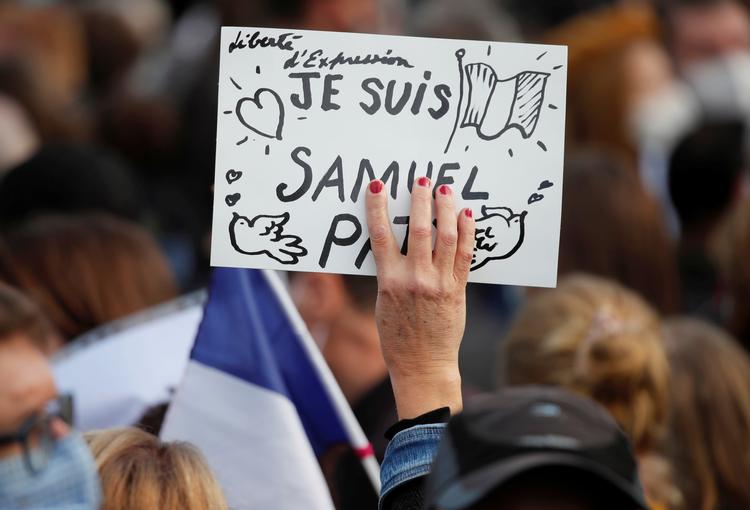 I oktober blev historielæreren Samuel Paty dræbt efter at have brugt satiretegninger af profeten Muhammed i sin undervisning. Det fik tusindvis af franskmænd til at gå på gaden for at hylde den halshuggede lærer.  Foto: Charles Platiau/Ritzau Scanpix