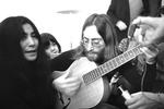 I 1970 besøgte John Lennon og Yoko Ono New Experimental College i Thy. Året efter indspillede han den ædende onde 'How Do You Sleep?', som handler om den gamle Beatles-makker Paul McCartney.  Foto: Erik Friis/POLFOTO