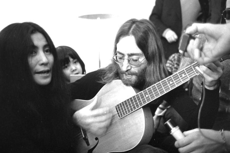 I 1970 besøgte John Lennon og Yoko Ono New Experimental College i Thy. Året efter indspillede han den ædende onde 'How Do You Sleep?', som handler om den gamle Beatles-makker Paul McCartney.  Foto: Erik Friis/POLFOTO