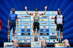 Jonas Vingaard hyldes som samlet vinder af Settimana Coppi e Bartali, men kollegaen til venstre har også grund til overvældende begejstring. Landsmanden Mikkel Frølich Honoré vandt nemlig sidste etape og avancerede til den samlede andenplads. Foto: Jumbo-Visma. 