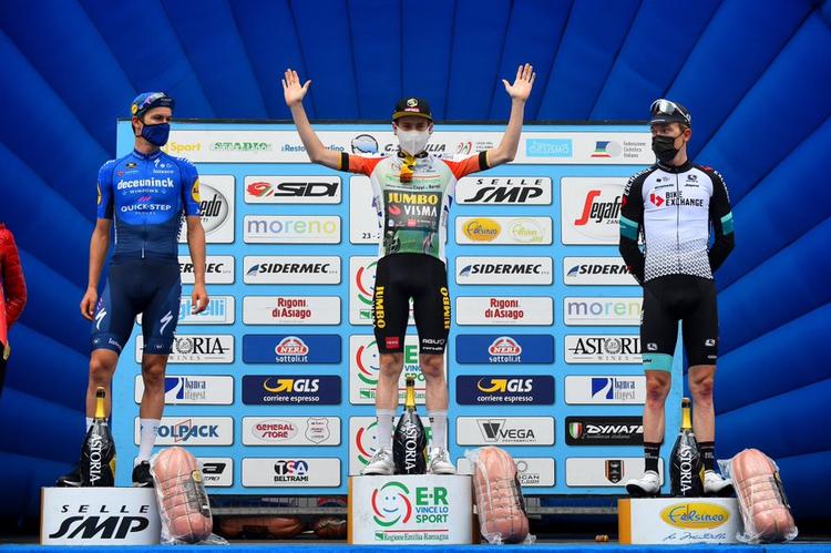 Jonas Vingaard hyldes som samlet vinder af Settimana Coppi e Bartali, men kollegaen til venstre har også grund til overvældende begejstring. Landsmanden Mikkel Frølich Honoré vandt nemlig sidste etape og avancerede til den samlede andenplads. Foto: Jumbo-Visma. 