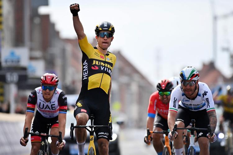 Wout van Aert suser over stregen som sikker vinder af Gent-Wevelgem.
 Foto: David Stockman/Ritzau Scanpix