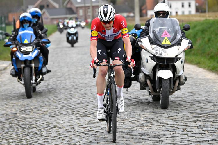 Kasper Asgreen undervejs i forrige fredags succesrige soloridt på brostenene i Flandern med kurs mod karrierens hidtil fornemste triumf i WorldTour-løbet E3 Saxo Bank Classic..
 Foto: Dirk Waem/Ritzau Scanpix