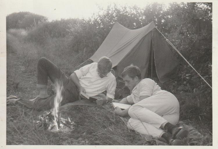 Når jeg som ung besøgte mine forældre derhjemme, var jeg altid sammen med Niko. Vi tog ikke til fester, men slog et lille telt op på en grøn markvej og hyggede os. Foto: Foto med selvudløser