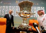 Formand for det spanske fodboldforbund, Luis Rubiales sammen med prins Abdulaziz bin Turki Al-Faisal i forbindelse med offentliggørelse af 'Super Cup' rykker til Saudi-Arabien.  Foto: Amr Nabil/Ritzau Scanpix