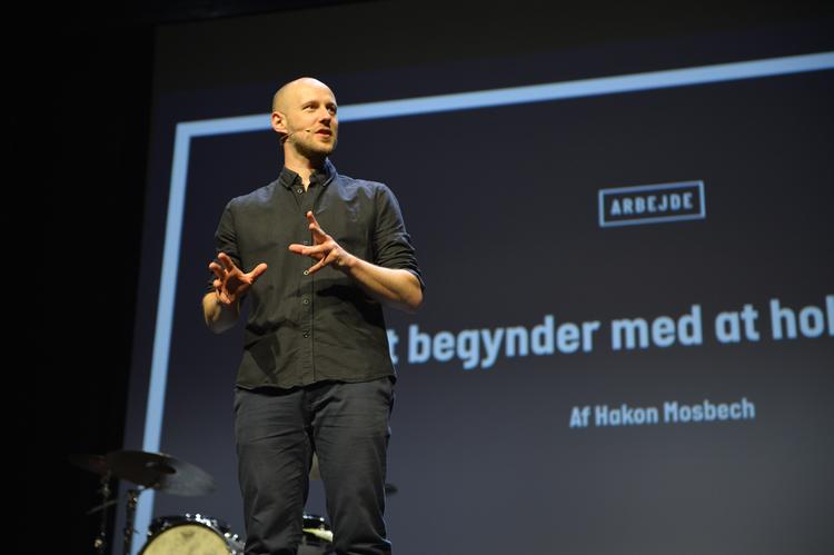 Udover at være redaktør og skribent på Zetland optræder Hakon Mosbech ofte som interviewer på de liveshows, der er et af Zetlands kendetegn. Foto: Ridehesten.com/Jørgen Bak Rasmussen 
