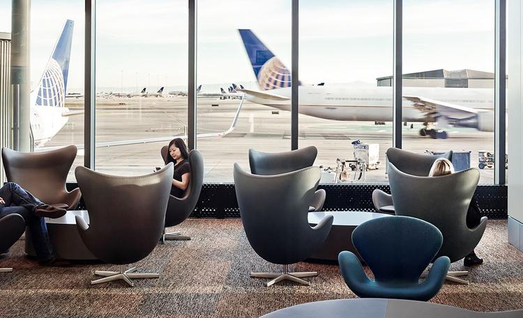 I lufthavnen i San Francisco er Arne Jacobsens Æg beklædt med læder fra Sørensen. Fremover vil læderet på lænestolene kunne være af en type, der kan rengøres, så man fjerner al snavs og bakterier.  Foto: Pr-foto