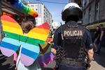 En demonstrant går ved siden af en politibetjent under Priden i Katowice sidste år. Lgbtq-rettigheder er blevet et omstridt emne i Polen de seneste år, ikke mindst med oprettelsen af såkaldte lgbtq-frie zoner i mange byer. Foto: Agencja Gazeta/Ritzau Scanpix