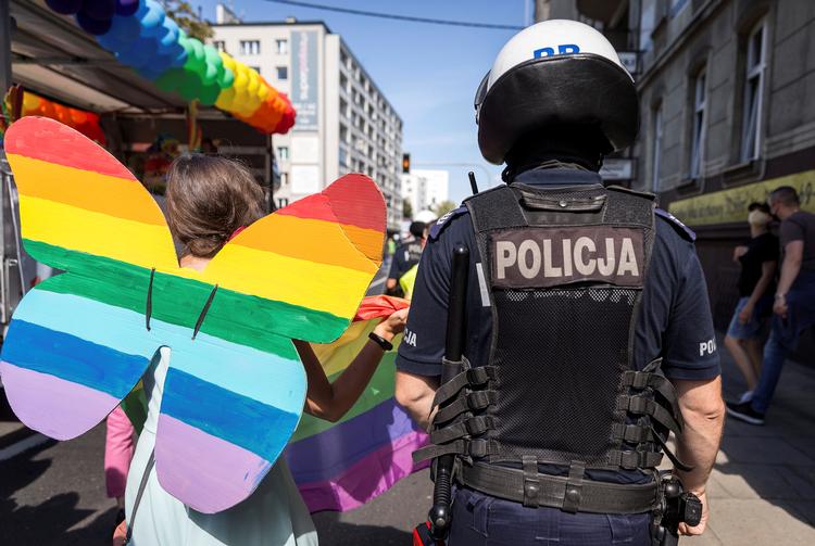 En demonstrant går ved siden af en politibetjent under Priden i Katowice sidste år. Lgbtq-rettigheder er blevet et omstridt emne i Polen de seneste år, ikke mindst med oprettelsen af såkaldte lgbtq-frie zoner i mange byer. Foto: Agencja Gazeta/Ritzau Scanpix
