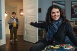 Lauren Graham spiler Alex Morrow, mor til drengen Evan, der bliver sat af holdet. Foto: Disney+