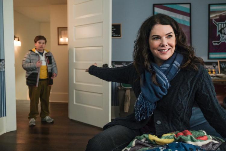 Lauren Graham spiler Alex Morrow, mor til drengen Evan, der bliver sat af holdet. Foto: Disney+