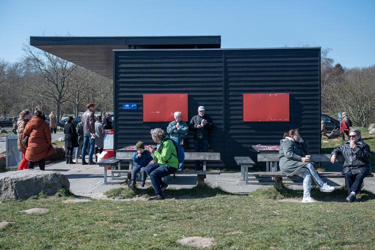 Hurtige og effektive lokale nedlukninger er nøglen til at holde epidemien i kontrol, siger sundhedsministeren, der oplyser, at kontakttallet ligger på 1,1. Billedet her er fra påsken sidste år ved Moesgaard Strand i Aarhus.  Foto: Christian Lykking/Christian Lykking