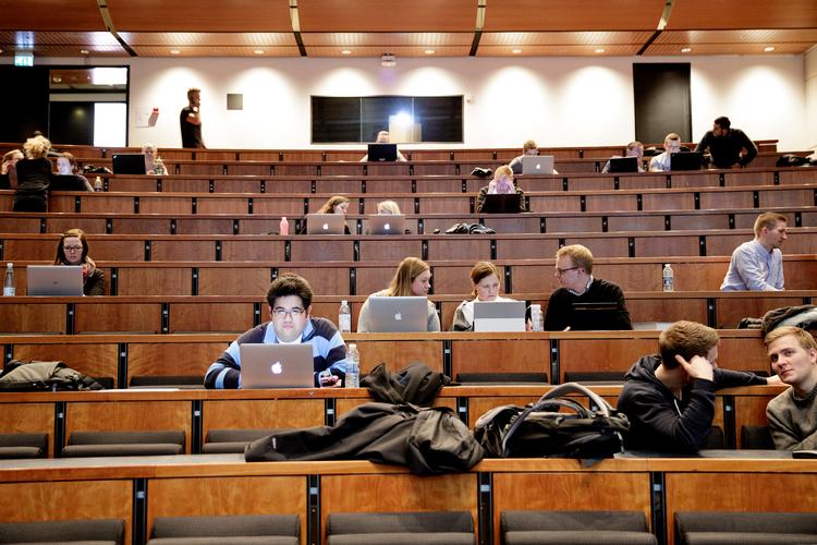 Dansk Erhverv foreslår tre år med studiestøtte og to år med rentefrit lån. Studenterorganisationer siger  
klart nej.  Arkivfoto Lasse Kofod