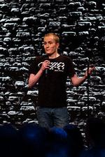 Komikeren Alex Thelander på scenen under ’DM i stand-up’ 2013. En konkurrence, han vandt. Foto: Simon Fals/Ritzau Scanpix