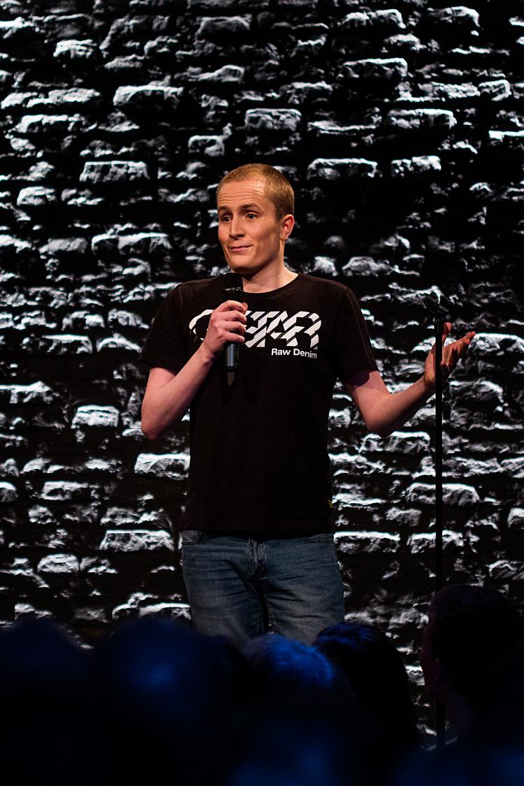 Komikeren Alex Thelander på scenen under ’DM i stand-up’ 2013. En konkurrence, han vandt. Foto: Simon Fals/Ritzau Scanpix