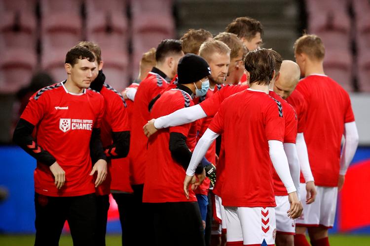 Før Danmarks VM-kvalifikationskamp mod Moldova bar de danske spillere en T-shirt, hvor der stod 'football supports change'. Det kom i kølvandet på, at andre landshold havde demonstreret for menneskerettigheder op til 2022-slutrunden i Qatar, som mange danskere ønsker boykottet.  Foto: Jens Dresling/POLFOTO