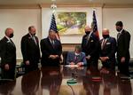 SEJR. Georgias guvernør Brian Kemp 
(siddende) underskriver en ny valglov, der reelt vil reducere valgdeltagelsen. Og loven vil særligt ramme sorte og andre minoriteter, lyder vurderingen. Foto Governor Brian Kemp's Twitter Fe