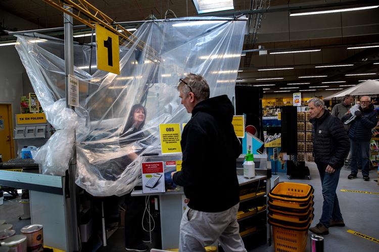 Danmark og danskernes hverdag har ikke været som den plejer i lang tid. Den verdensomspændende corona-epidemi har ændret meget og påvirket økonomien. Hos byggemarkedet Harald Nyborg i Helsingør har man fundet en alternativ måde at afskærme på.    Foto: Jacob Ehrbahn/Jacob Ehrbahn
