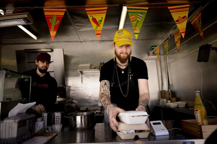 Tidligere slæbte de kufferter i Kastrup Lufthavn, men nu langer de tacos over disken i Nordvest.   Foto: Mads Nissen/POLFOTO