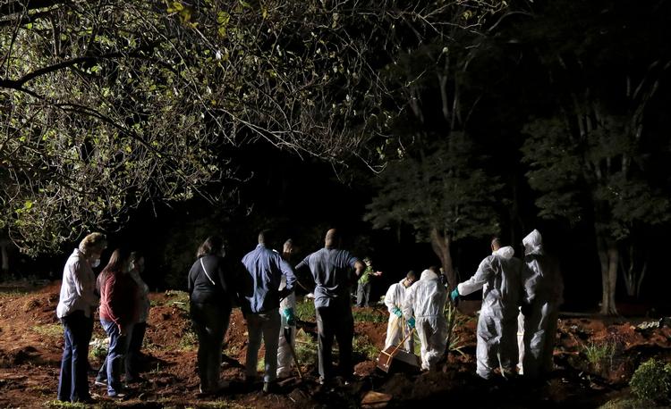 Endnu en begravelse efter et corona-dødsfald. Dem har Brasilien oplevet næsten 65.000 af i marts. Her er det en kirkegår i Sao Paolo. Foto: Miguel Schincariol/Ritzau Scanpix