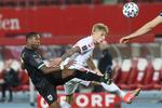 Danske Daniel Wass (i hvidt) i duel med den østrigske stjerne David Alaba, der har fået kritik for sin indsats i kampen mod Danmark.  Foto: Ronald Zak/Ritzau Scanpix