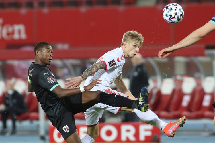Danske Daniel Wass (i hvidt) i duel med den østrigske stjerne David Alaba, der har fået kritik for sin indsats i kampen mod Danmark.  Foto: Ronald Zak/Ritzau Scanpix