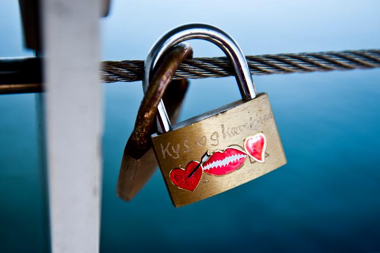   Få partnere beskytter kvinder mod flere sygdomme og problemer.  Et kondom kan  være et alternativ. Foto: Helle Arensbak/POLFOTO