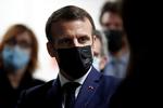 Den franske præsident, Emmanuel Macron, er blandt de regeringschefer, som kæmper en hård, hård kamp mod coronaen. Foto: Benoit Tessier/Ritzau Scanpix