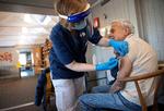 En ældre svensker får et vaccinestik. Foto: Tt News Agency/Ritzau Scanpix
