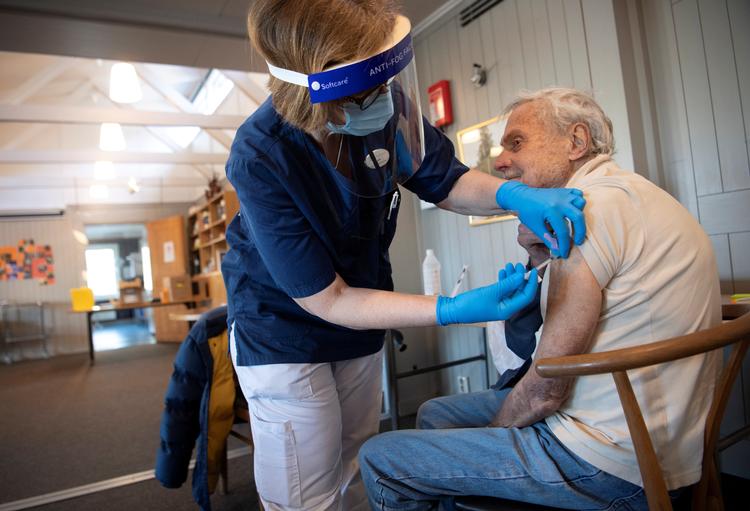 En ældre svensker får et vaccinestik. Foto: Tt News Agency/Ritzau Scanpix