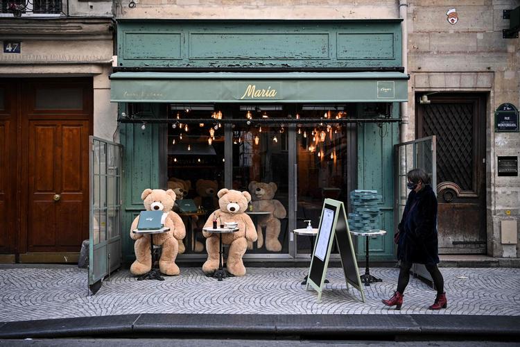     Fortovscafeerne holder fortsat lukket. Præsiden Macron håber på en gradvis genåbning fra midten af maj. Men han har lovet genåbning tildligere, og foreløbig skal franskmændene igennem fire hårde uger. Foto: Anne-christine Poujoulat/Ritzau Scanpix