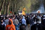 Flere deltagere i det, der viste sig at være en falsk festival foranlediget af en aprilsnar på sociale medier, blev anholdt af politiet, efter det kom til sammenstød. Foto: Francois Walschaerts/Ritzau Scanpix