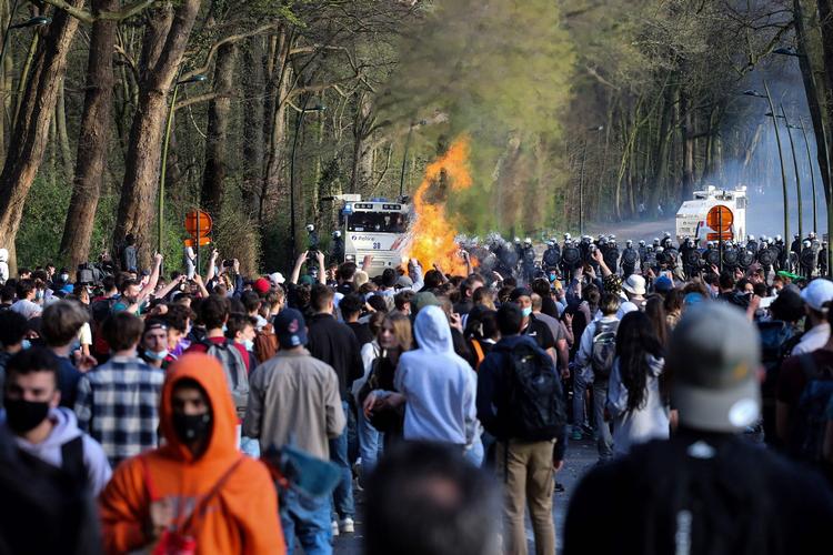 Flere deltagere i det, der viste sig at være en falsk festival foranlediget af en aprilsnar på sociale medier, blev anholdt af politiet, efter det kom til sammenstød. Foto: Francois Walschaerts/Ritzau Scanpix