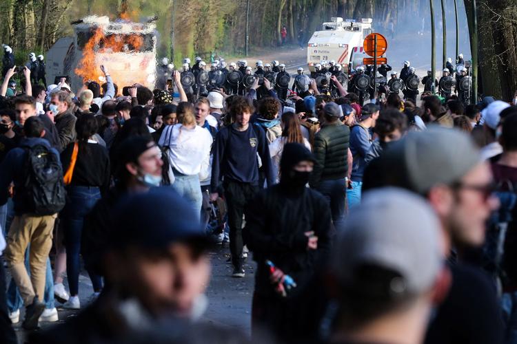 Otte personer blev såret, da det kom til sammenstød mellem politiet i Bruxelles og deltagere i det, der kom viste sig at være en falsk festival foranlediget af en aprilsnar på sociale medier. Foto: Francois Walschaerts/Ritzau Scanpix