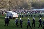 Flere deltagere i det, der viste sig at være en falsk festival foranlediget af en aprilsnar på sociale medier, blev anholdt af politiet, efter det kom til sammenstød. Foto: Francois Walschaerts/Ritzau Scanpix